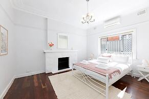 Beautiful 3BR Family Home With Backyard and BBQ