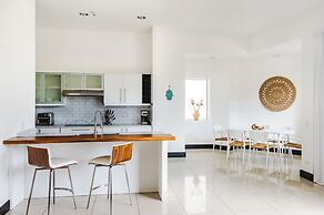 mVillas - Luxury 2Bed 2Bath Condo w Pool