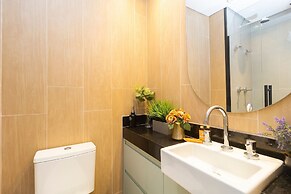 Apartamento moderno com piscina e AC