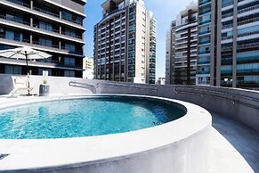 Apartamento moderno com piscina e AC