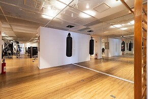 Apartamento moderno com piscina e AC