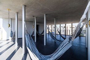 Apartamento moderno com piscina e AC