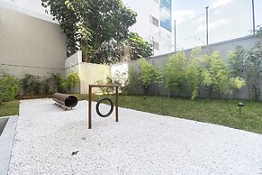 Apartamento moderno com piscina e AC