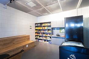 Apartamento moderno com piscina e AC