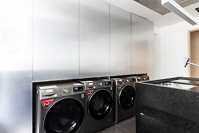 Apartamento moderno com piscina e AC