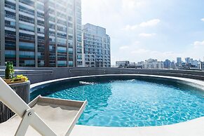 Apartamento moderno com piscina e AC