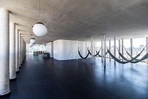 Apartamento moderno com piscina e AC