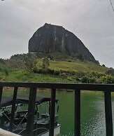 Lakeview Cabin with Jacuzzi in Guatapé