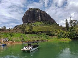 Lakeview Cabin with Jacuzzi in Guatapé