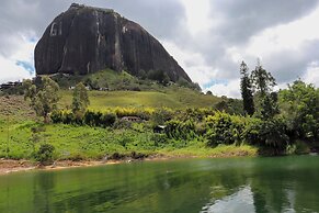 Lakeview Cabin with Jacuzzi in Guatapé