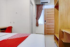 OYO 90629 The Home Srengseng