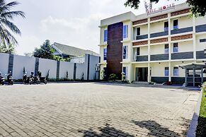 OYO 90629 The Home Srengseng