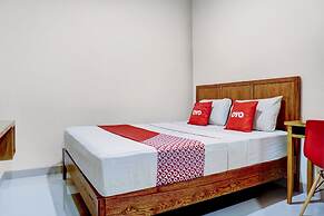 OYO 90629 The Home Srengseng