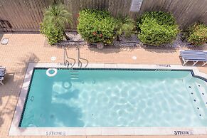 Condo in Quiet 4plex Close to Beach & Pool!