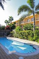 Sleeps 6 in a 4plex w Pool, Only a Block to Beach