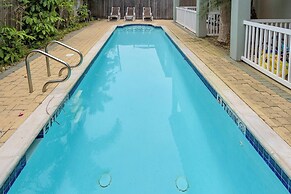 Sleeps 6 in a 4plex w Pool, Only a Block to Beach