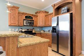 Sleeps 6 in a 4plex w Pool, Only a Block to Beach