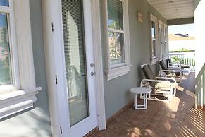 Sleeps 6 in a 4plex w Pool, Only a Block to Beach