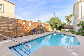 Ground Floor Condo w Pool, Next to the Beach!