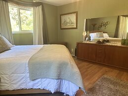 Charming Pet Friendly Coastal Getaway 3 Bedroom Home by RedAwning