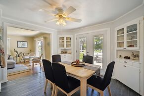Charming Pet Friendly Coastal Getaway 3 Bedroom Home by RedAwning