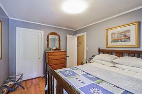 Charming Pet Friendly Coastal Getaway 3 Bedroom Home by RedAwning