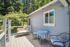Charming Pet Friendly Coastal Getaway 3 Bedroom Home by RedAwning