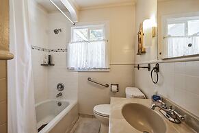 Charming Pet Friendly Coastal Getaway 3 Bedroom Home by RedAwning