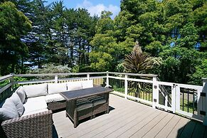 Charming Pet Friendly Coastal Getaway 3 Bedroom Home by RedAwning