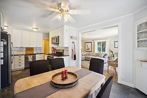 Charming Pet Friendly Coastal Getaway 3 Bedroom Home by RedAwning