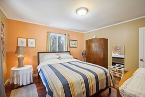 Charming Pet Friendly Coastal Getaway 3 Bedroom Home by RedAwning