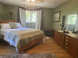 Charming Pet Friendly Coastal Getaway 3 Bedroom Home by RedAwning