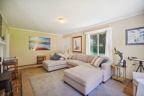 Charming Pet Friendly Coastal Getaway 3 Bedroom Home by RedAwning