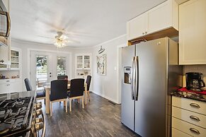 Charming Pet Friendly Coastal Getaway 3 Bedroom Home by RedAwning