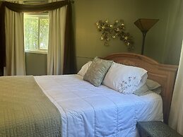 Charming Pet Friendly Coastal Getaway 3 Bedroom Home by RedAwning