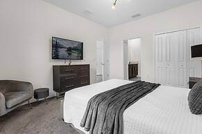 7 Bedrooms Storey Lake Resort Home