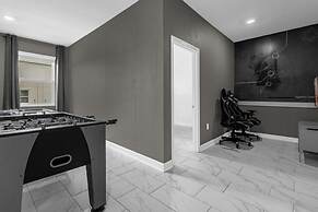 7 Bedrooms Storey Lake Resort Home