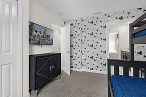 7 Bedrooms Storey Lake Resort Home