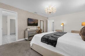 7 Bedrooms Storey Lake Resort Home