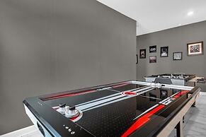 7 Bedrooms Storey Lake Resort Home