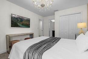 7 Bedrooms Storey Lake Resort Home