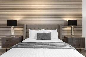 7 Bedrooms Storey Lake Resort Home