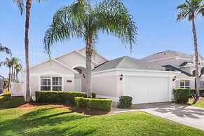 3 Bedrooms S / Lake Berkley Home by RedAwning