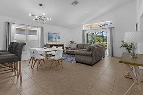 3 Bedrooms S / Lake Berkley Home by RedAwning