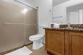 3 Bedrooms S / Lake Berkley Home by RedAwning