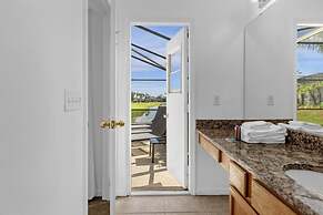 3 Bedrooms S / Lake Berkley Home by RedAwning