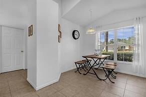 3 Bedrooms S / Lake Berkley Home by RedAwning