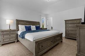 3 Bedrooms S / Lake Berkley Home by RedAwning