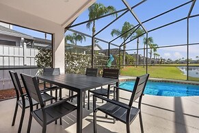 3 Bedrooms S / Lake Berkley Home by RedAwning