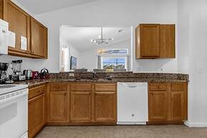 3 Bedrooms S / Lake Berkley Home by RedAwning